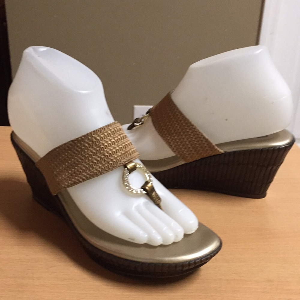 White Mountain Gold Taupe wedge sandal 6.5